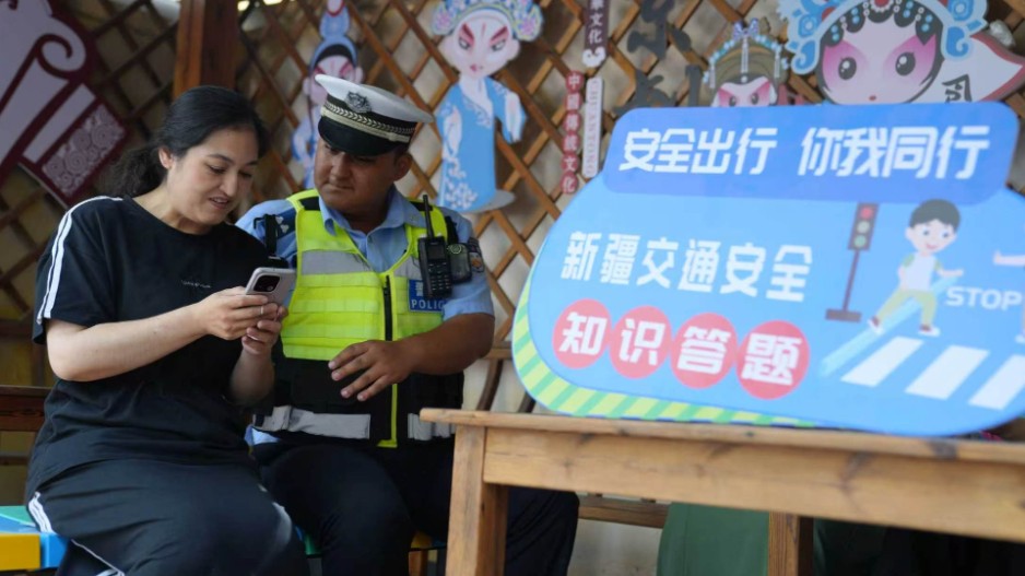 线上答题学交规 线下普法送平安