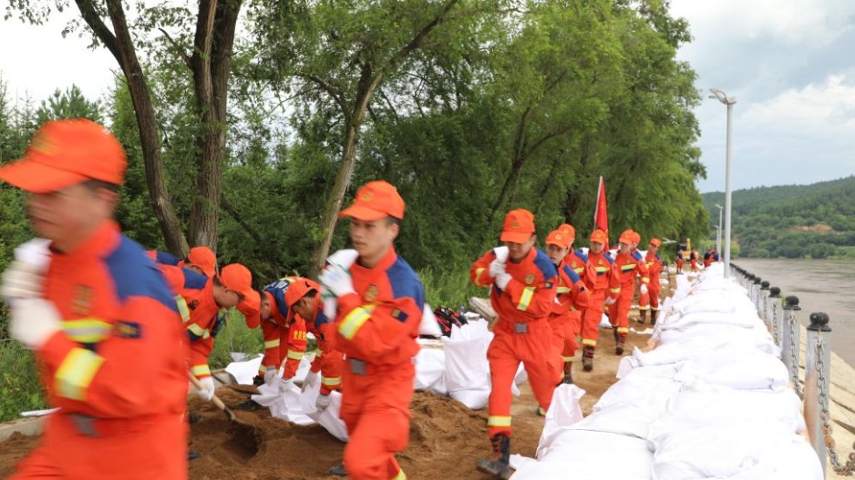 加固堤坝 筑牢防汛屏障