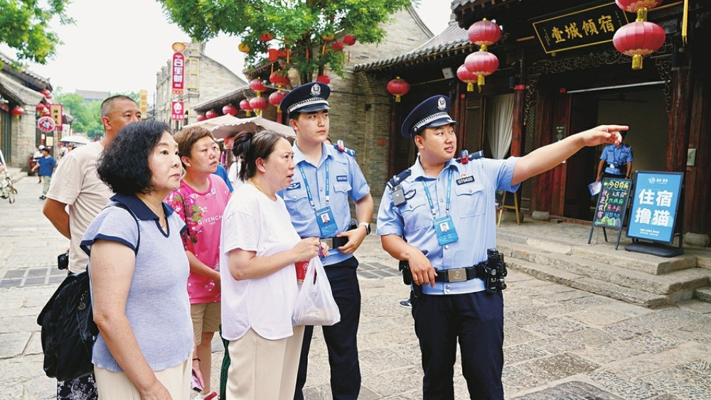 景中有“警”