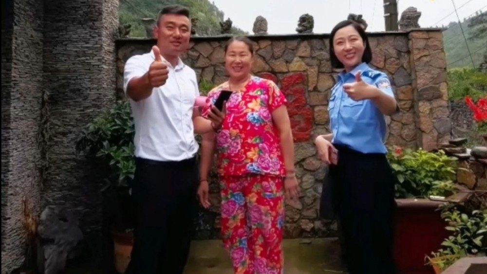 反诈宣传进村啦！村书记当好“宣传员”，守护村民钱袋子！