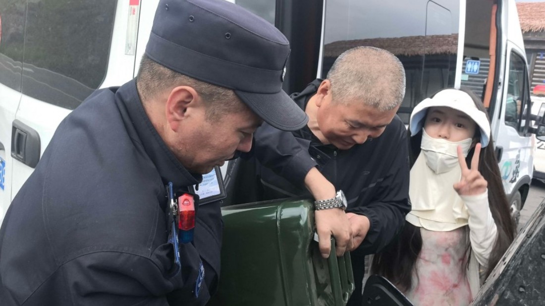 新疆新源县公安局：“遇难题别慌！我们马上到！”