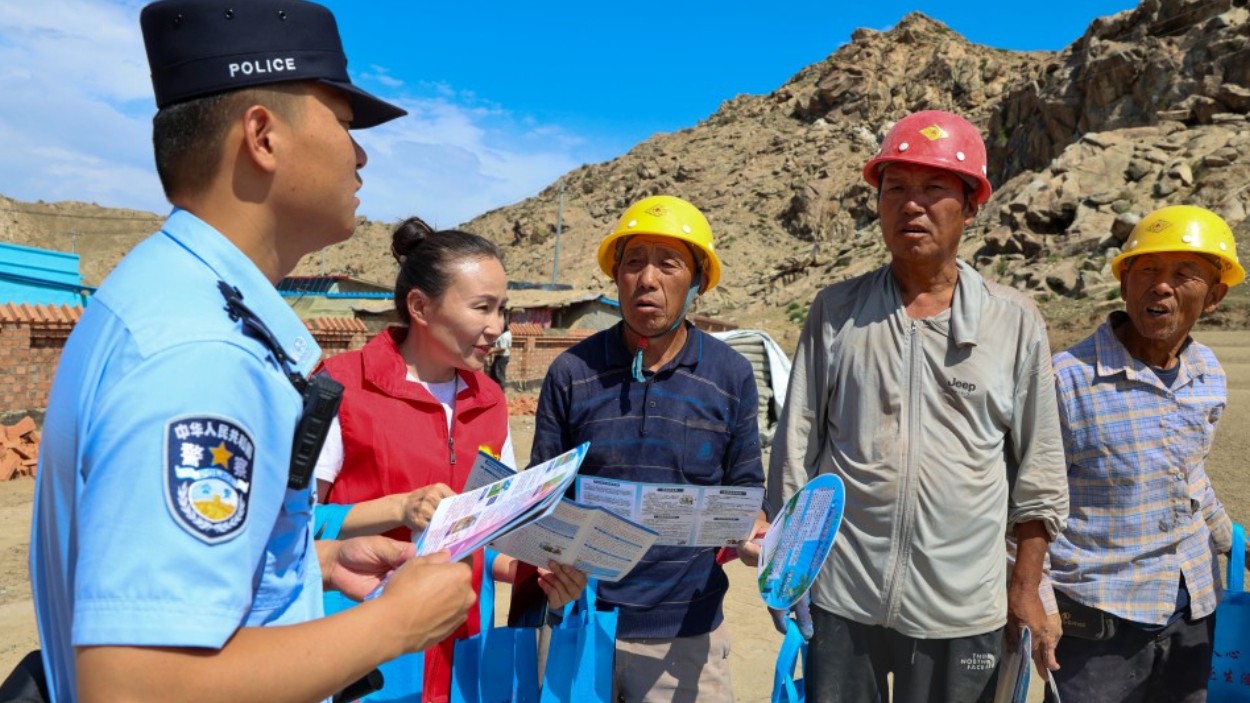 新疆阿勒泰边境管理支队吐尔洪边境派出所：工地普法送清凉 暖心服务护平安