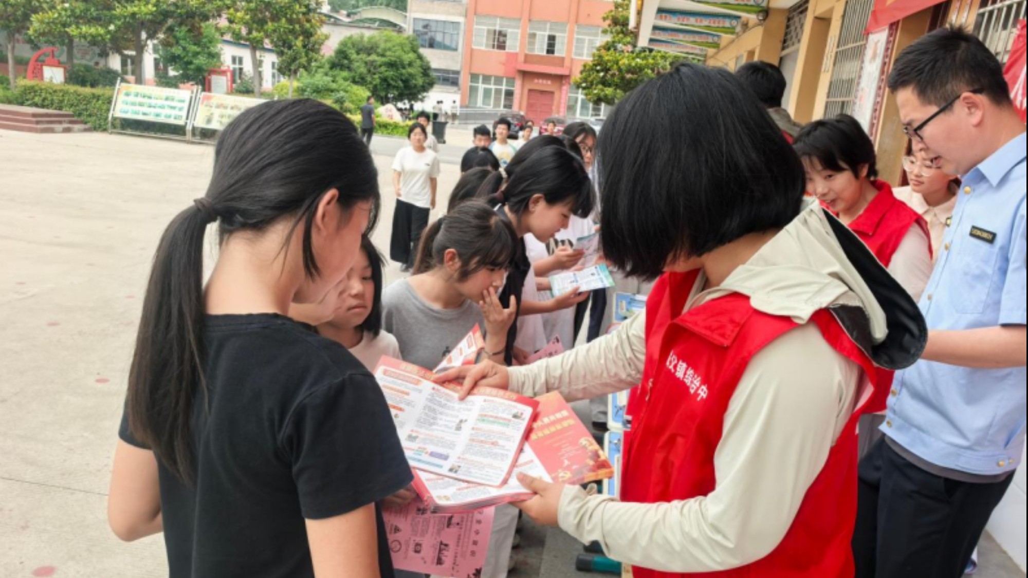 安徽亳州：普法进校园 护航少年行 城父中学开展《反有组织犯罪法》宣传活动