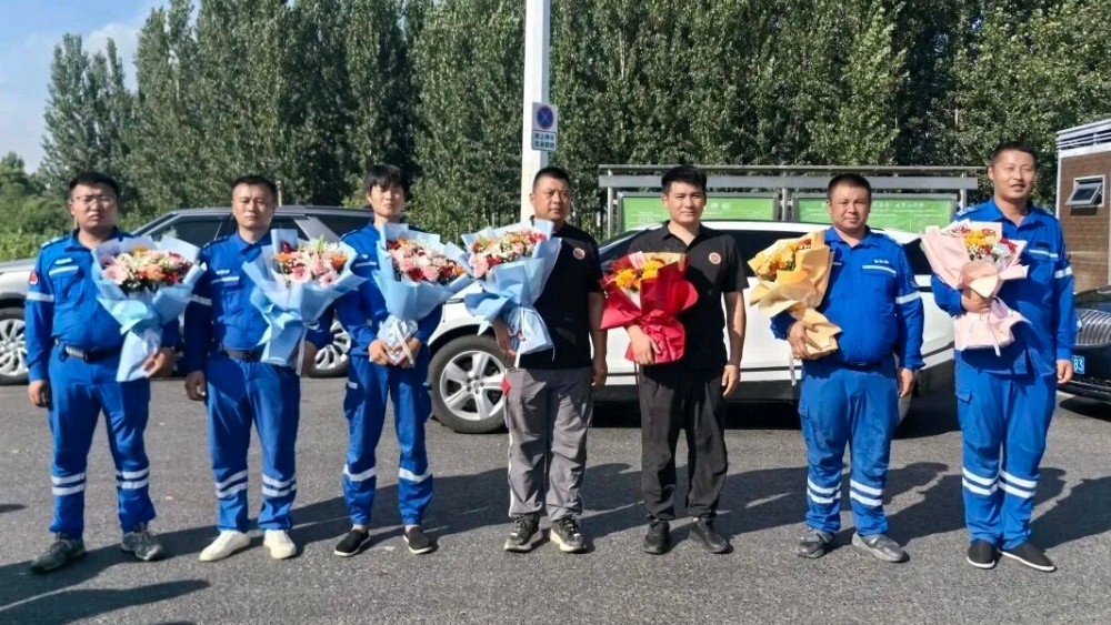 “踩着我的胳膊登船！”济南起步区7名救援队员洪水中托起670余条生命