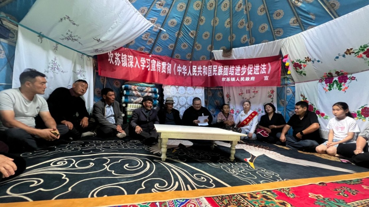 新疆新源县司法局：策马送法入牧区 法治凝心促团结