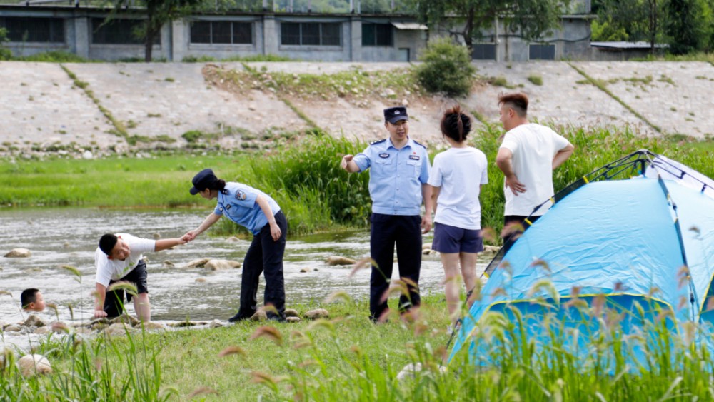 景中有“警”，济南公安护航游客平安暑期出游