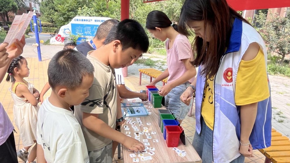 银川市金凤区居安家园社区：趣味闯关识分类 小手分拣筑绿色