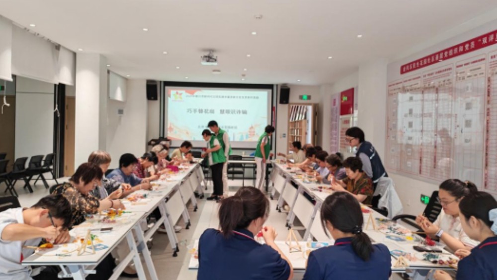 银川市金凤区民生花园社区：巧手制扇学法律 反诈维权守平安