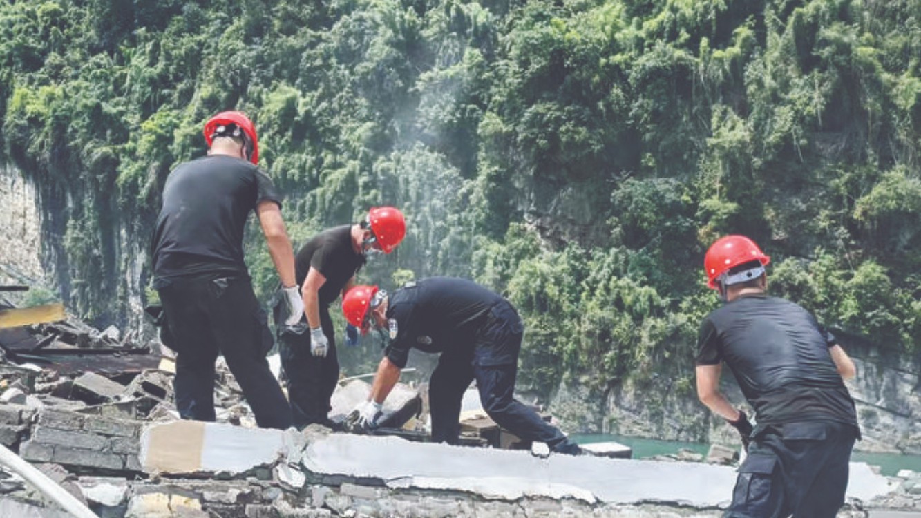 重庆公安全力投入彭水山体崩塌抢险救援