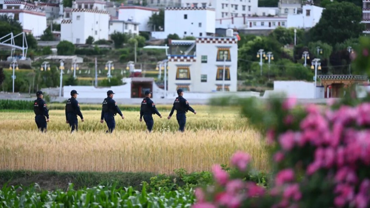 甘孜州乡城公安：以共富警务，铺就净土香巴拉共同富裕之路！