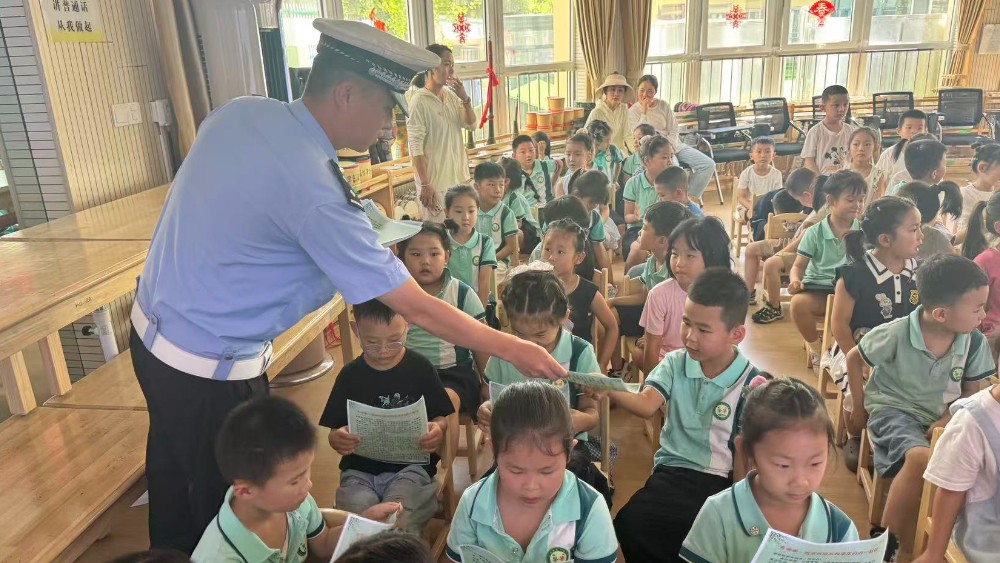 交警进校园安全伴童行 绥德交警走进幼儿园开展交通安全主题宣传活动