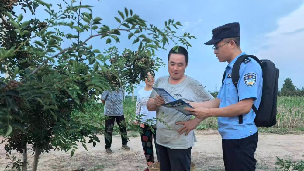 花椒红了，民警忙了！百良派出所“田间警务”绘就丰收好“警”色