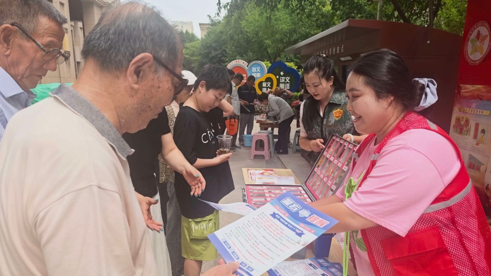银川市金凤区阅海湾社区：流动办公解民忧 反诈宣传护夕阳