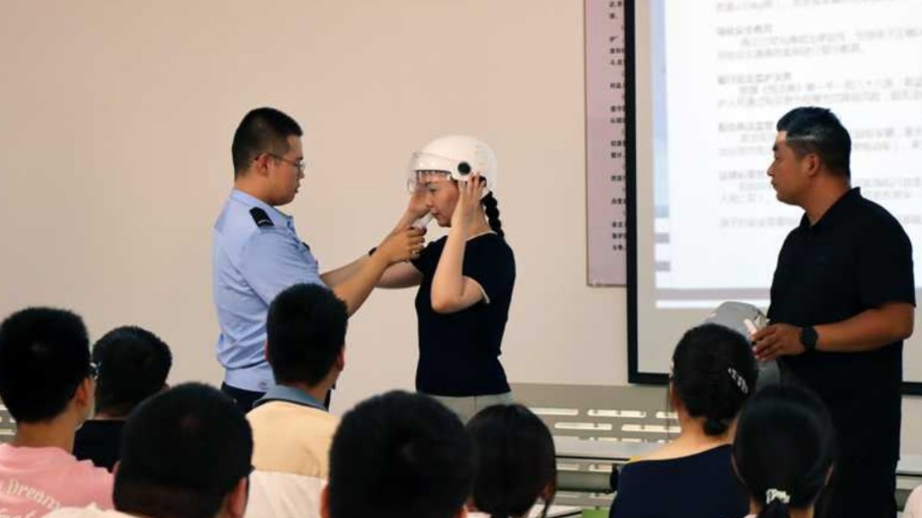 暑期安全“戴”头行！新疆奎屯市公安局交警走进社区为中学生送上交通安全“礼”