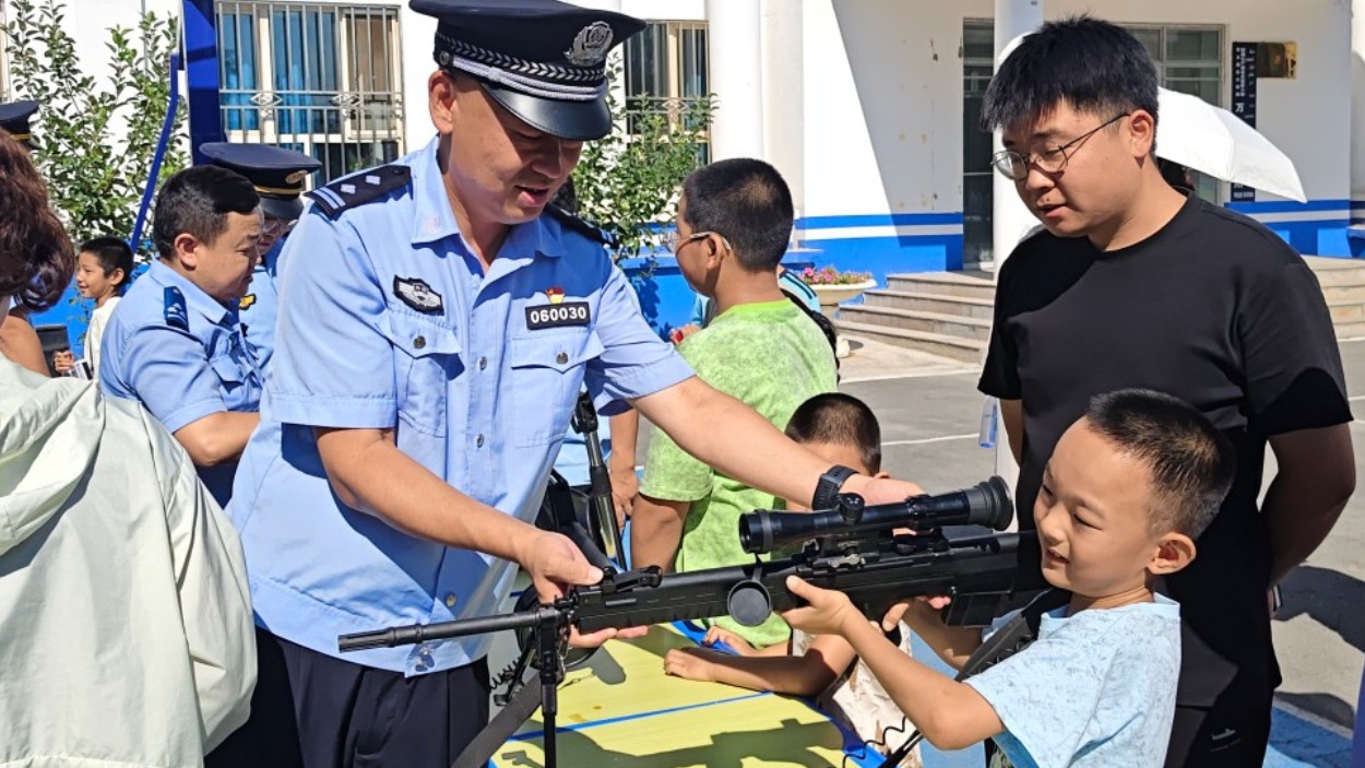 新疆生产建设兵团奇台垦区公安局“警营开放日”硬核又暖心