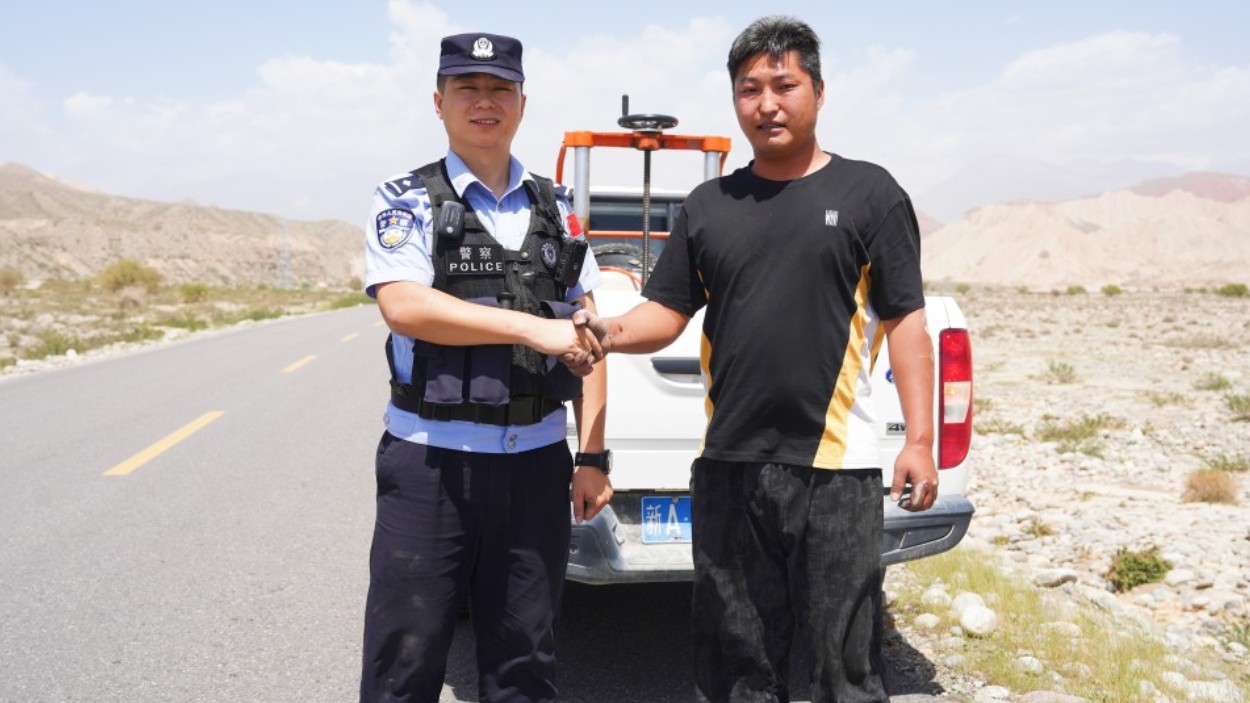 游客车辆爆胎被困，新疆阿克苏边境管理支队博孜墩边境派出所民警高温炙烤下紧急驰援