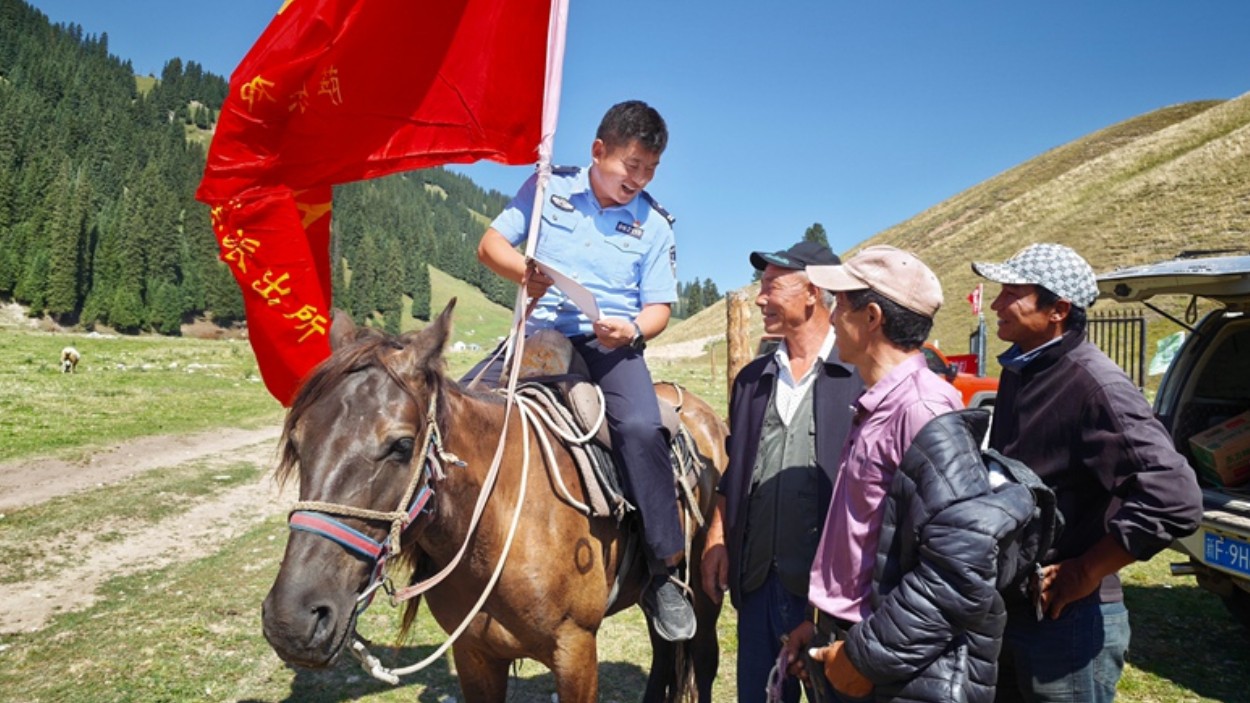 新疆霍城县公安局萨尔布拉克镇派出所“马背警务队”送法进草原