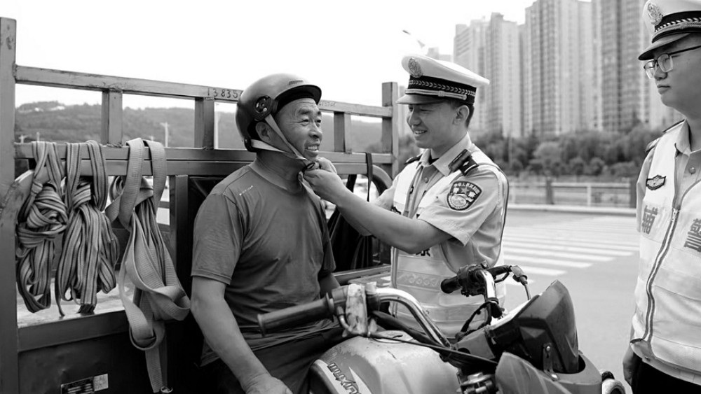 一条道路的早高峰与一辆车的刹车片
