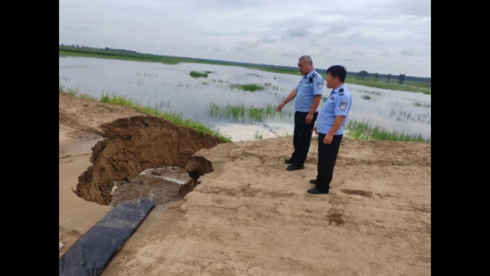 管道断裂引发坝体险情 吉林扶余公安民警紧急排险为群众挽损三百余万元