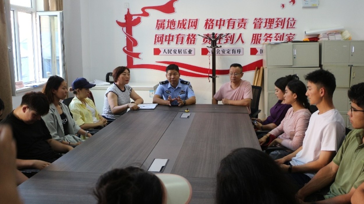新疆伊宁市公安局喀赞其街道派出所为暑期返乡大学生送去“反诈攻略”