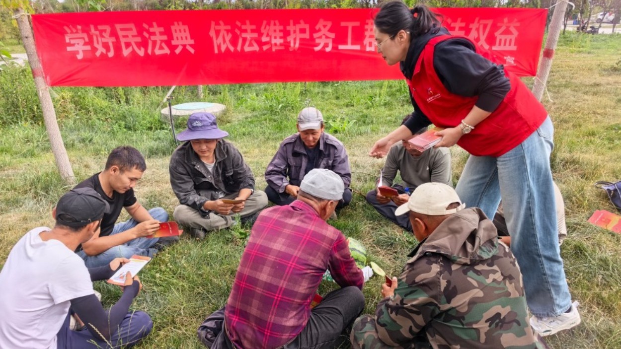 新疆昭苏县城镇司法所：普法护航务工路 依法维权暖民心
