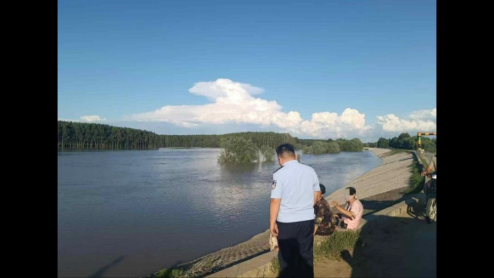 闻汛而动守江岸 藏蓝巡护安民心——吉林扶余公安沿江全线筑牢汛期安全防线