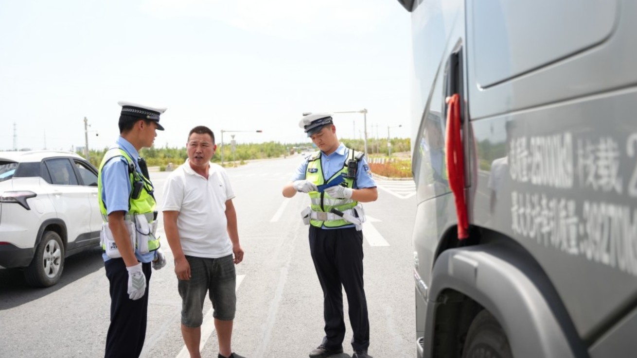 新疆克拉玛依市公安局交警依托夏季行动守护出行平安
