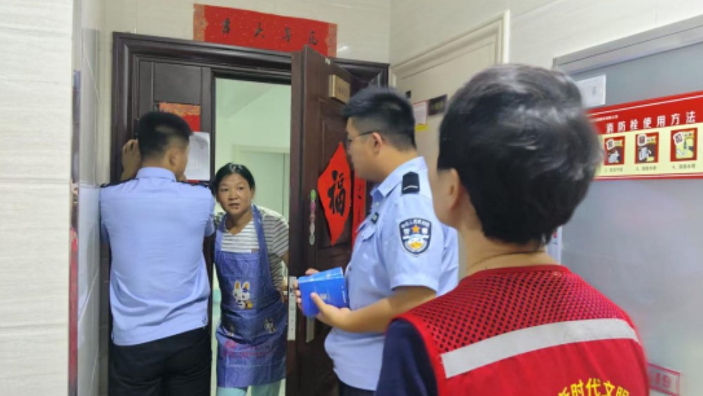 银川市兴庆区玺悦社区：警社联动入户 反诈宣讲筑牢防线