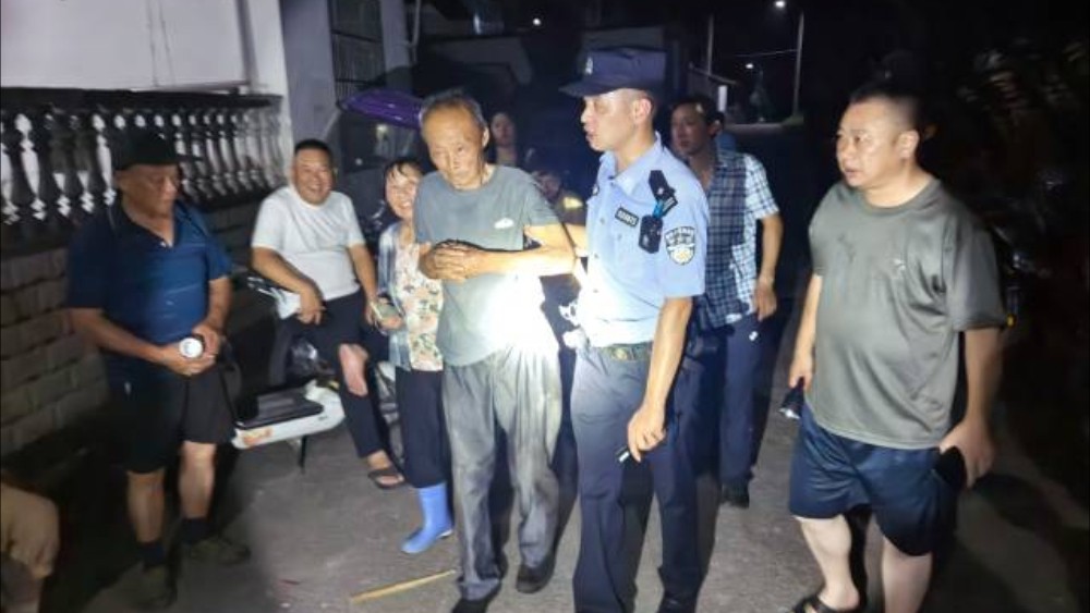 安徽安庆：岳西警方无人深夜找回八旬老人
