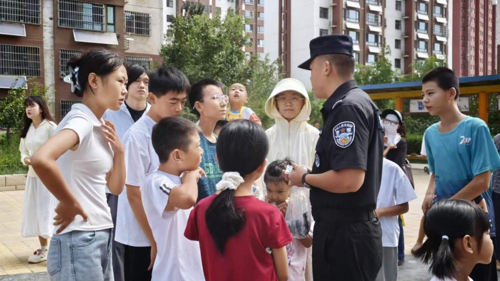 银川市金凤区居安家园社区：特警无人机“空地”联动 护航少年成长路