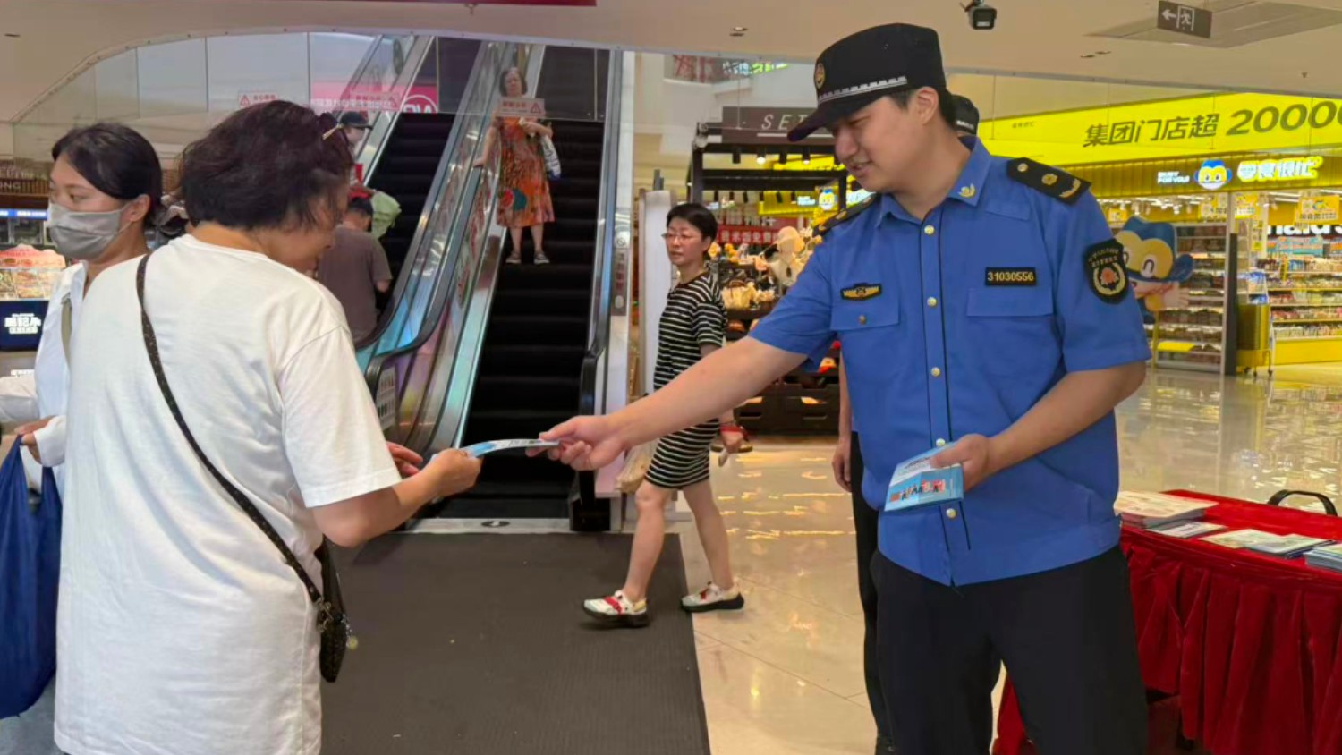 逛街还能学法规？看TA们在商圈如何“花式”普法