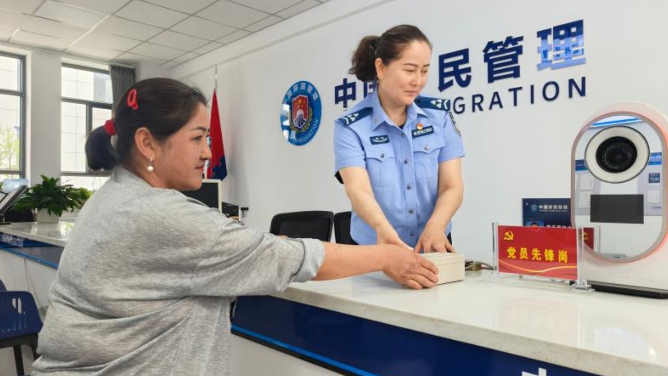 两分钟办结、零跑腿！新疆巩留县公安局出入境服务跑出“加速度”