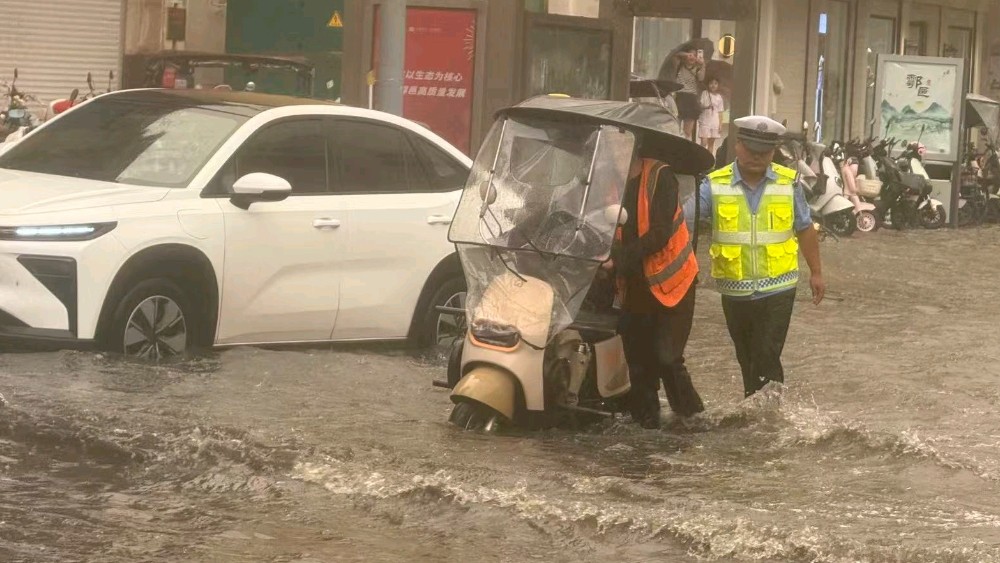 鄠邑公安暴雨中逆行守护群众出行平安