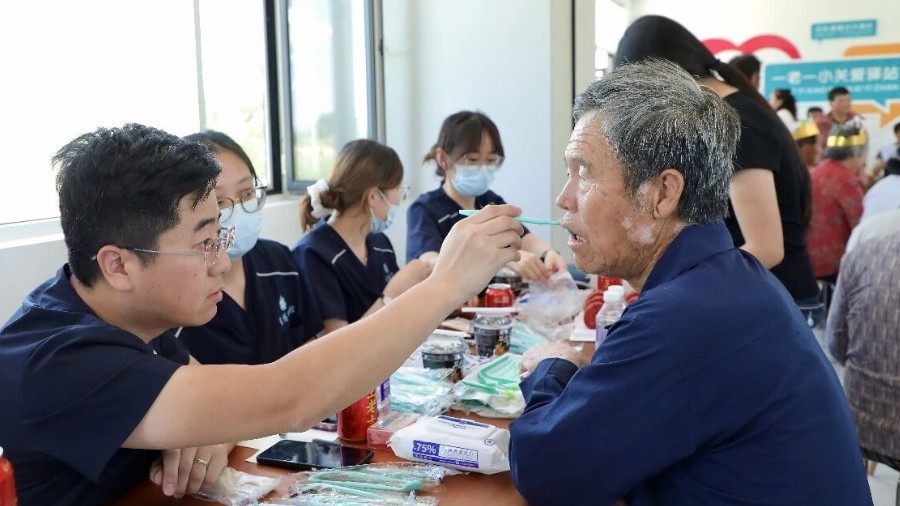 榆阳区巴拉素镇讨讨滩村举办“情暖桑榆 齿护安康”老年关爱活动