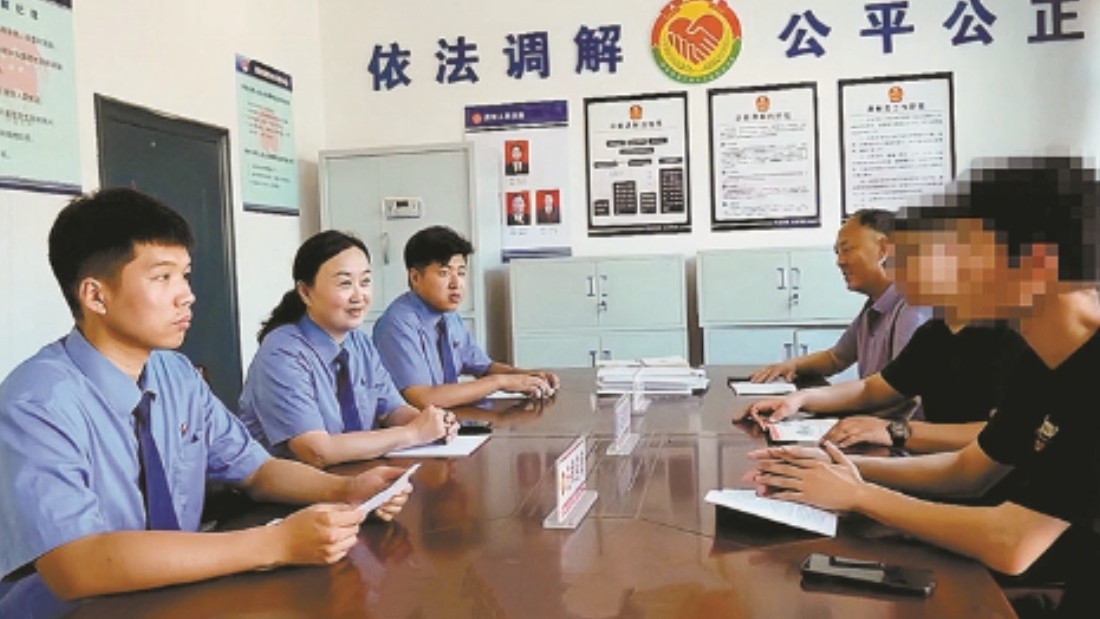 暖心对话化开邻里纠葛