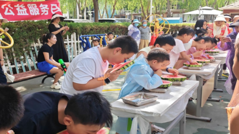 银川市金凤区民生花园社区：泼水狂欢添乐趣，法治宣传润人心