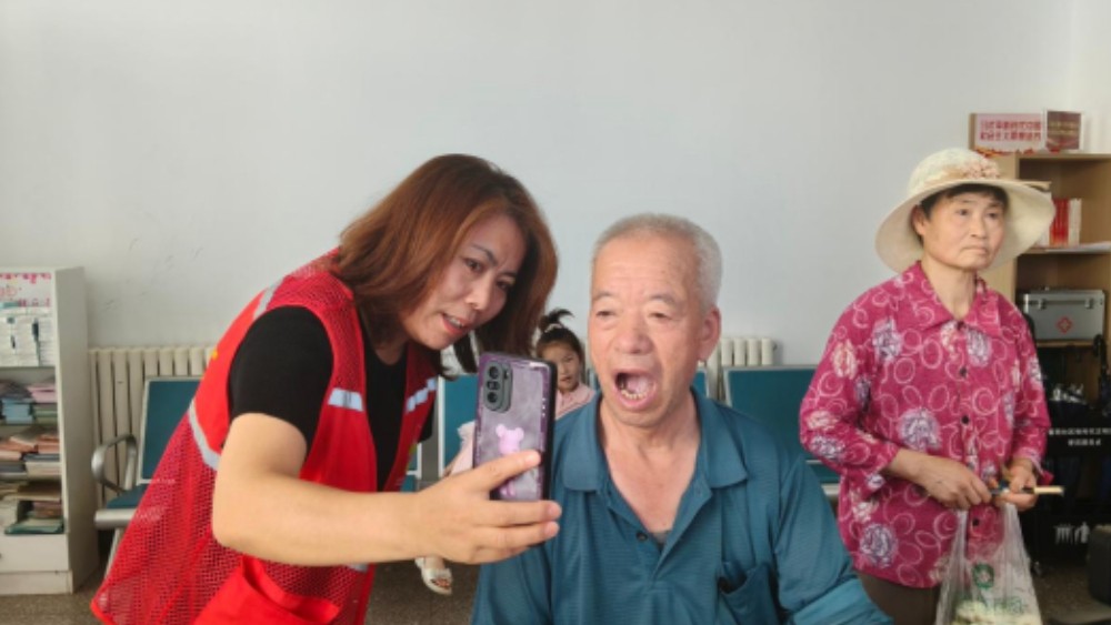 银川市金凤区清馨苑社区：窗口服务暖人心 适老政务解民忧