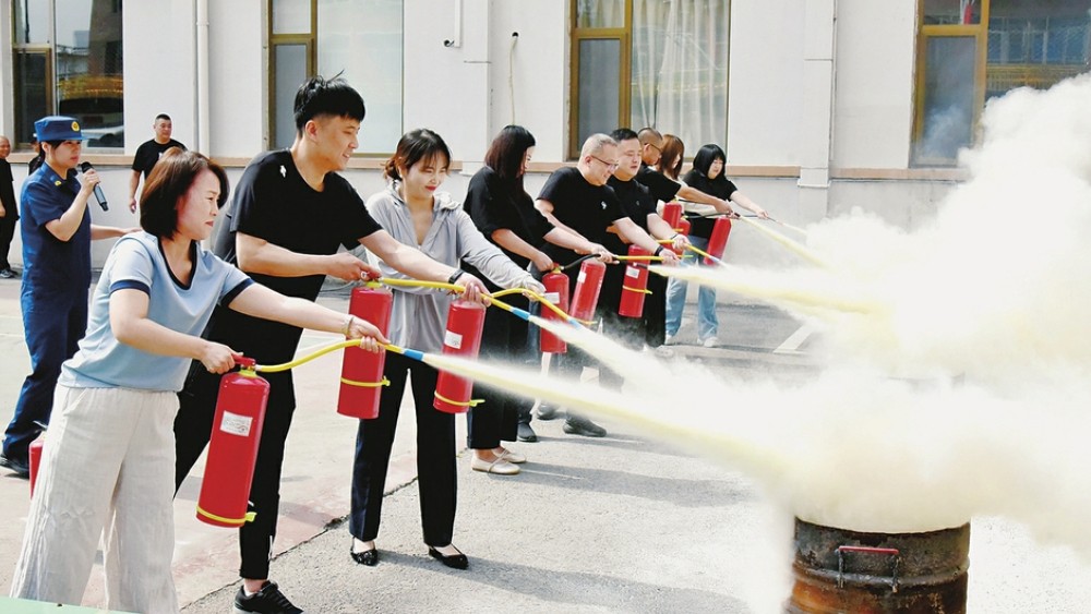 齐上阵 学灭火