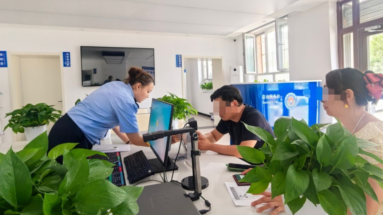 新疆沙雅县公安局：午间服务不打烊 出入境开启亲子办证“极速模式”