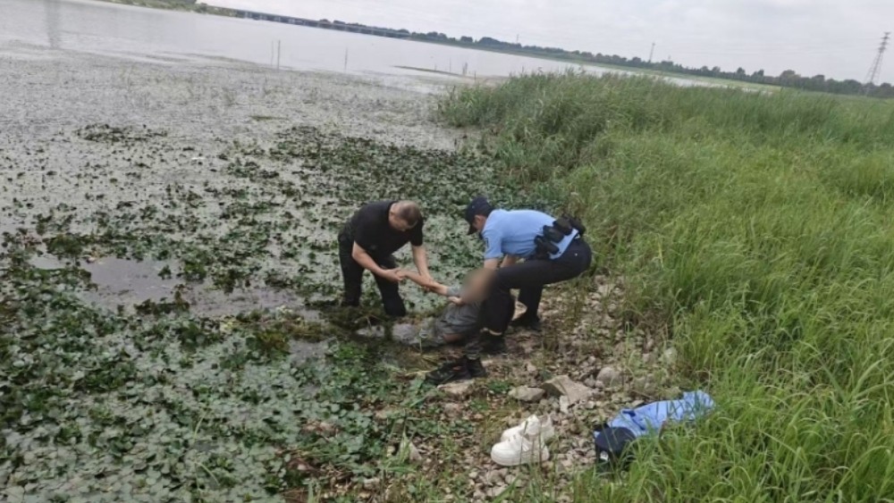 危急瞬间！女子跳河轻生，民警飞身下水成功营救