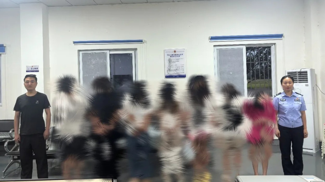 洪雅公安：突袭公园赌窝，抓获十名违法行为人