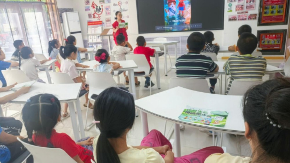 银川市兴庆区东方社区：渠边劝导除隐患 暑期守护筑防线