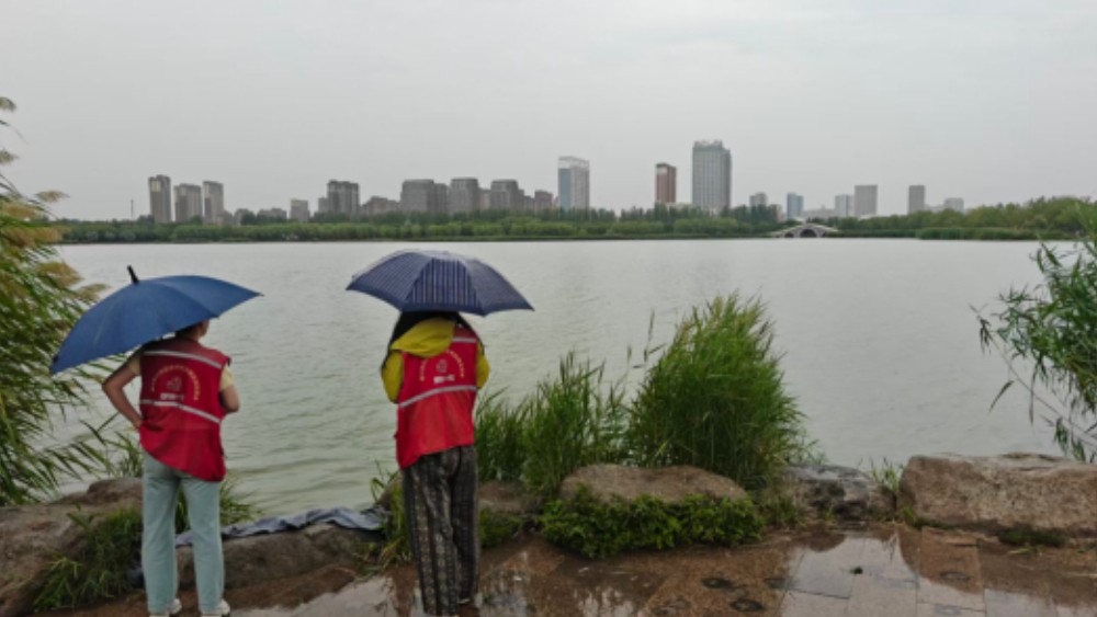 银川市兴庆区泰和社区：冒雨巡查排隐患 守护平安暖民心