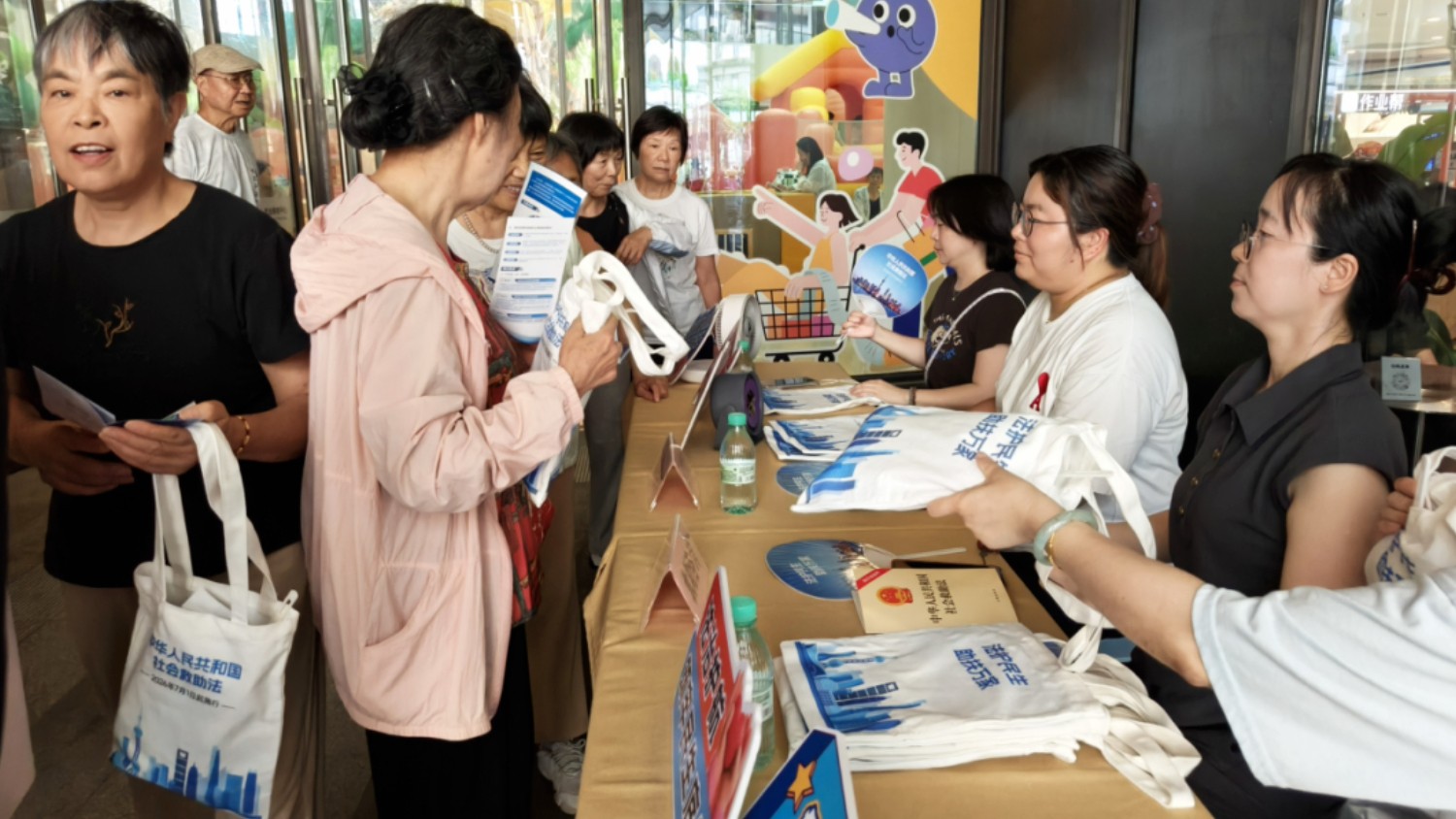 普法惠民零距离！菊园街道开展社会救助法宣传活动