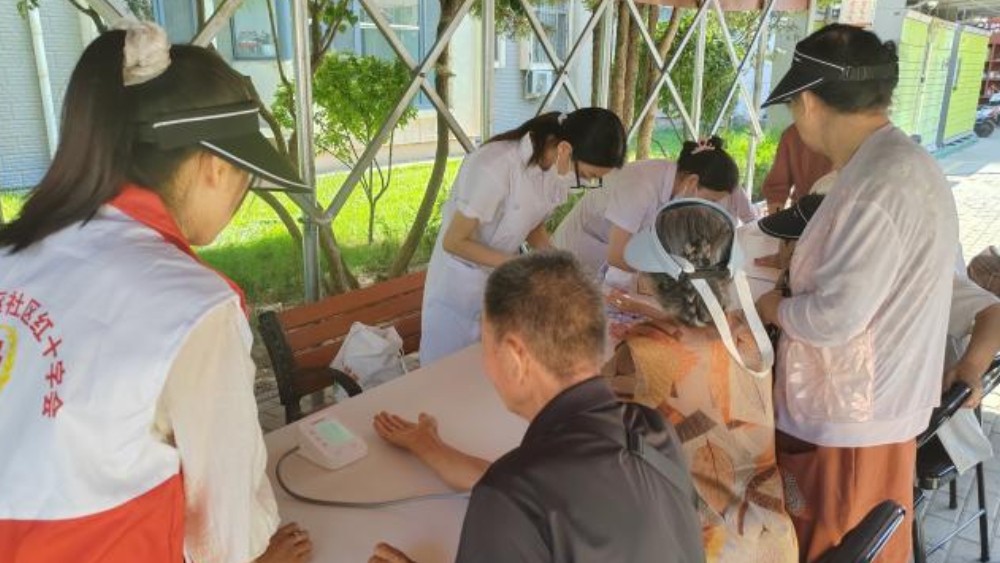 银川市金凤区银新苑南社区：巡回义诊进家门 急救科普护安康