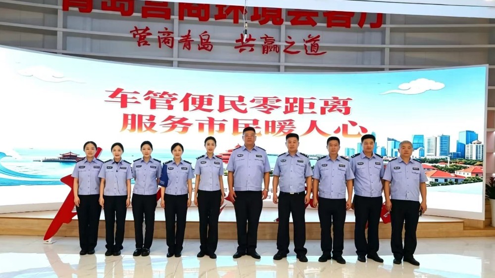 暖心服务进市民中心 青岛车管科普车驾管便民政策