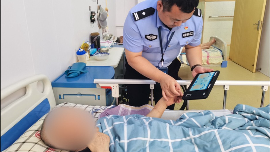 暖心服务零距离 上门办证解民忧