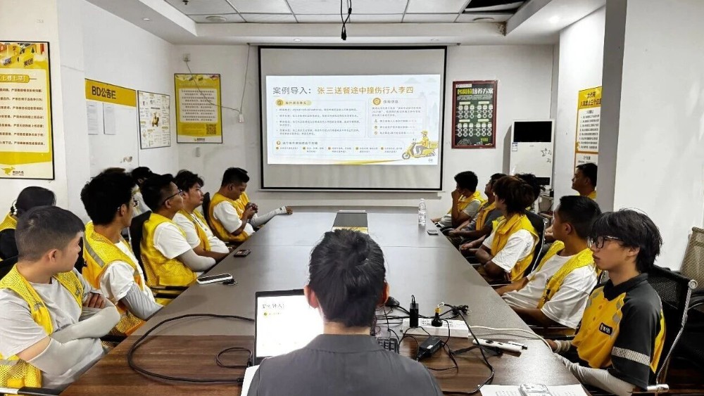 简阳市司法局举办法治护航“骑士”路专项普法活动