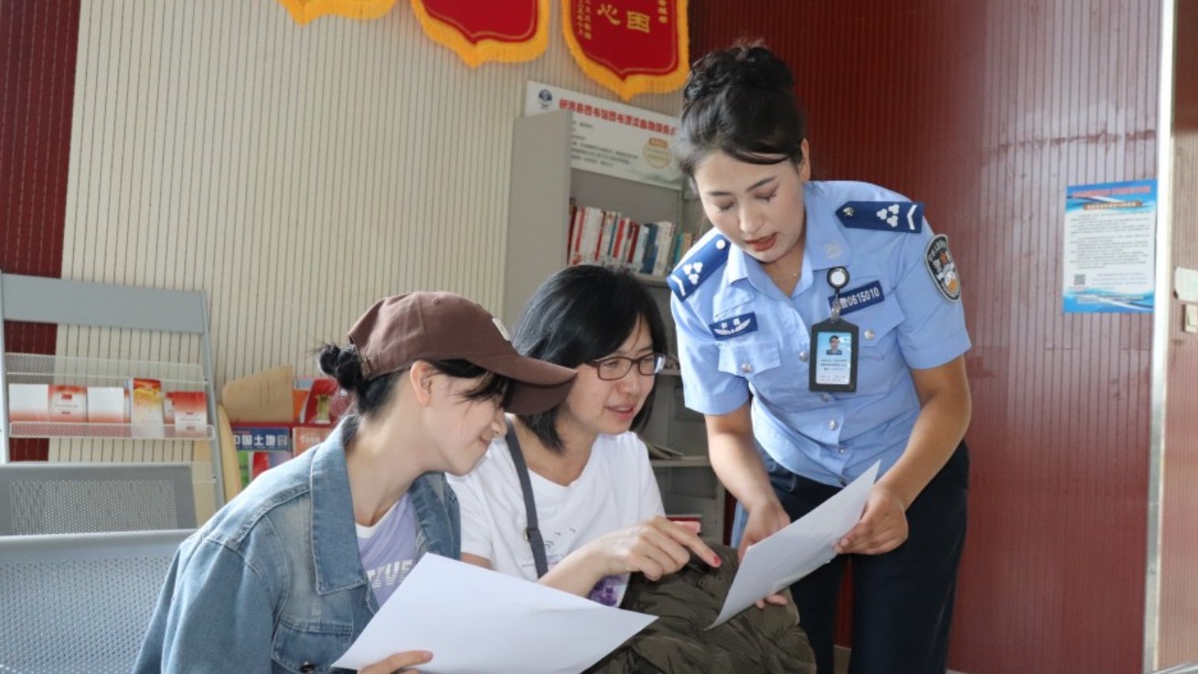 新疆新源县公安局出入境窗口高效办理电子边境通行证