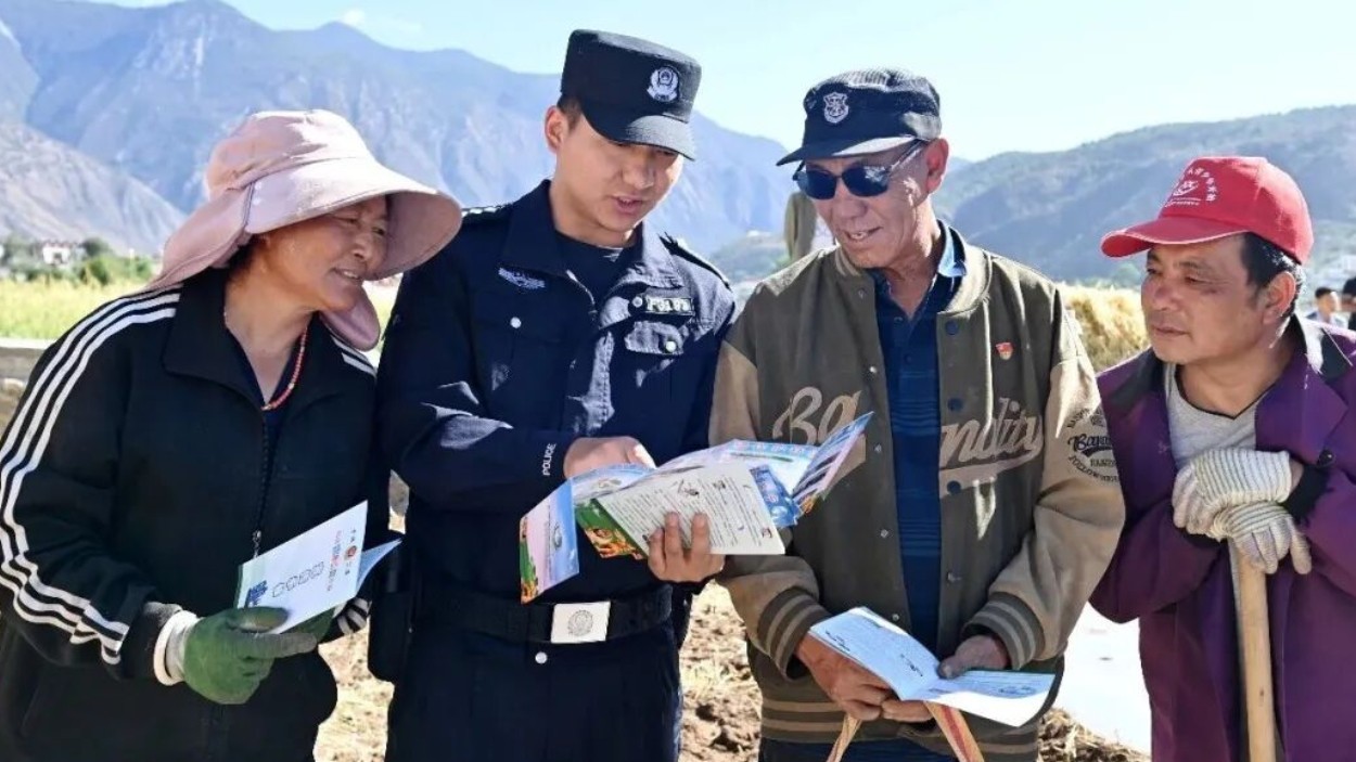 从坐等上门到踏遍群山！乡城公安以 “所长接访日” 解锁平安民生双答卷